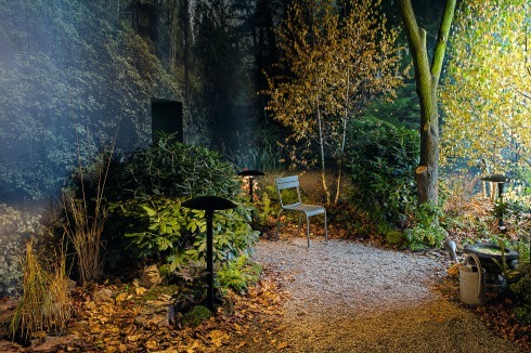 Kies, Laub, Erde, Bäume, Sträucher, Gräser, Tümpel: Aus der Architektur Galerie Berlin ist ein Architektur Garten Berlin geworden.<br />