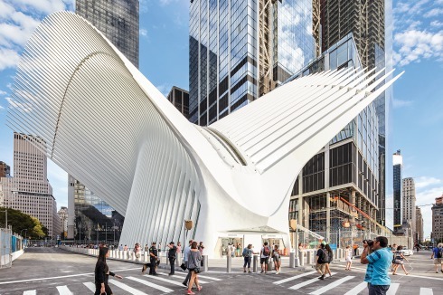 Der weiße Vogel steht als prachtvolle Attraktion zwischen den neuen Türmen WTC 2 und 3 neben dem 9/11 Memorial an der Ecke Greenwich/Fulton Street.<br />