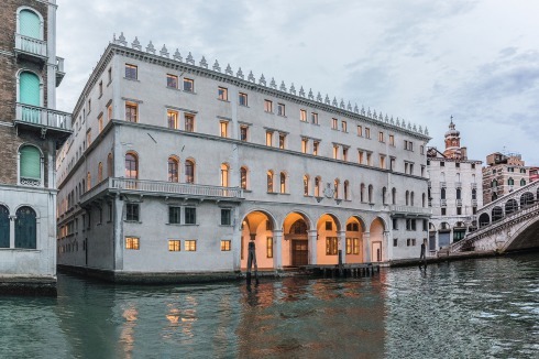 Das Gebäude kann im Erdgeschoss sowohl vom Land seitlich der Rialtobrücke, als auch durch die of­fenen Arkaden der einstigen Anladestelle vom Canale Grande betreten werden.<br />