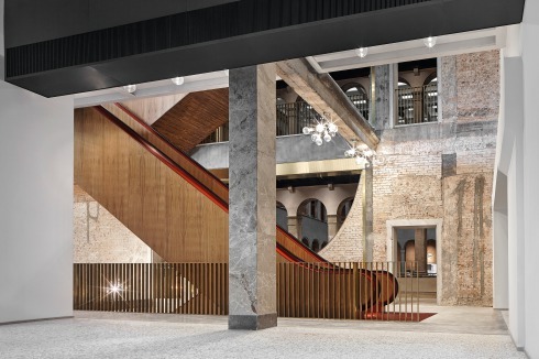 Die Rolltreppen sollten ursprünglich durch den Hof verlaufen. Sie wurden weniger prominent, seitlich versetzt realisiert. Große Durchbrüche ermögli­chen nun Sichtbezüge zum Hof.<br />