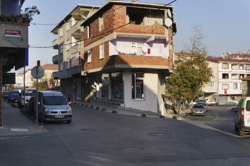 Nachverdichtung in Sultanbeyli: gebaut wird Ge­schoss für Geschoss. Links die „syrische Straße“ mit Geschäften von Flüchtlingen<br />