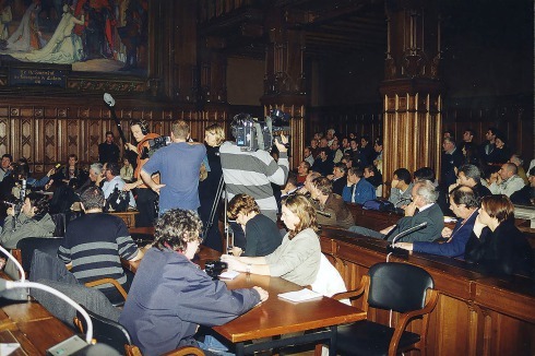 Pressekonferenz zum Besuch des damaligen In­nenministers Nicolas Sarkozy in Sangatte und Ca­lais, 2002<br />