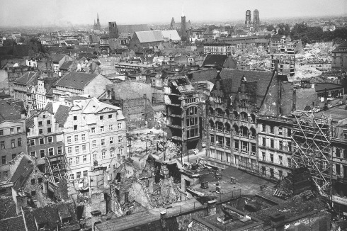 Wrocław, Blick vom Rathausturm auf die kriegszerstörten Gebäude des Rings, 1954.<br />