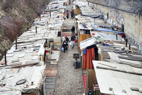 Camp an der Porte de Clignancourt: 400 Menschen leb­ten bis zur letzten Räumung im Februar 2016 in proviso­rischen Hütten entlang der Bahnlinie.<br />