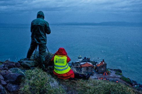Mitarbeiter der Organisation Lighthouse Relief halten am Leuchtturm von Korakas Ausschau nach Booten, die von der türkischen Küste kommen.<br />
