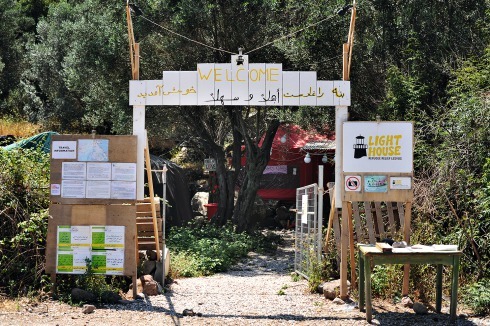 Eingang zum Camp von Lighthouse Relief<br />