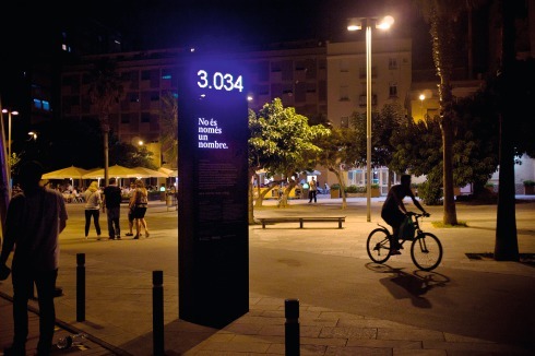 Eine Stele am Strand von Barcelona zeigt die Zahl der Menschen, die seit Beginn des Jahres bei ihrer Flucht über das Mittelmeer ertrunken sind. Bei Druck­legung dieser Ausgabe ­waren es bereits 4742.<br />