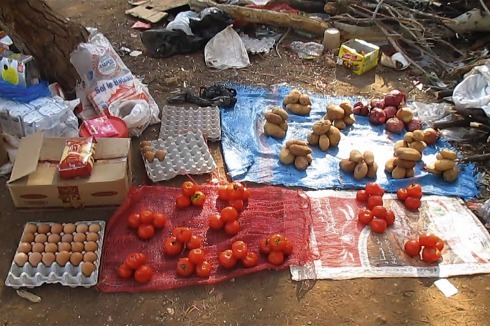 Improvisierter Laden im Camp auf dem Berg Gurugu<br />