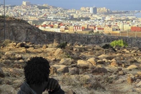 Das Ziel vor Augen: Die spanische Stadt Melilla ist nur wenige hundert Meter Luftlinie vom Camp in den marokkanischen Bergausläufern entfernt.<br />