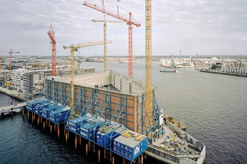 Für die Elbphilharmonie rammte man zusätzlich 650 Pfähle 15 m tief in den Elbschlick.<br />