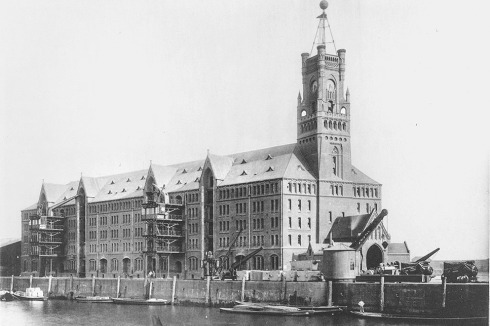 Kaiserspeicher mit Uhrenturm, 1875 von Johannes Dalmann an der „Johns’schen Ecke“ errichtet.<br />