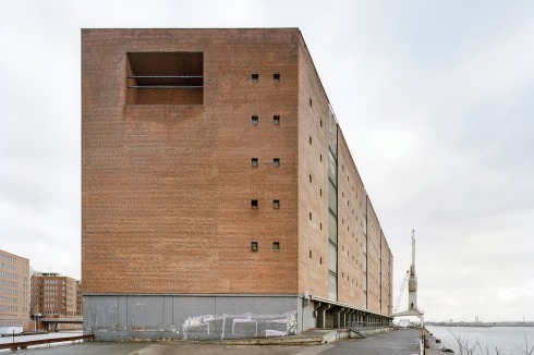 Der verwaiste Kaispeicher A vor den Bauarbeiten. Hin­ter der großen Loggia hat der Architekt ursprünglich die Kantine für die Lagerarbeiter vorgesehen.  <br />