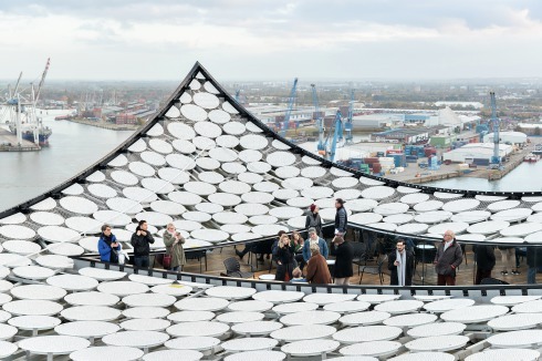 Die Dachfläche ist mit 5800 Pailletten aus gelochten Aluminiumpaneelen gestaltet. Sie haben einen Durchmesser von 1,1 m. In das Dach wurden eine Terrasse und zwei Innenhöfe des Hotels und der Wohnungen integriert.<br />
