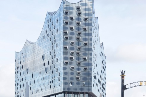 Die Westfassade ist nur knapp 22 m breit. Die Loggia des Speichers dient heute als Aussichtsfenster, oben im aufgesetzten Baukörper befinden sich die 45 Luxuswohnungen (120 bis 380 m2).<br />