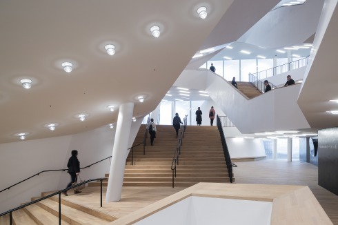 Die Ebenen des Foyers vom Großen Saal. Die Besu­cher haben auch Zugang in Außenbereiche.<br />