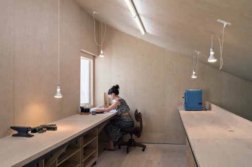 ... ein oberes Schmuck­atelier unterteilt.