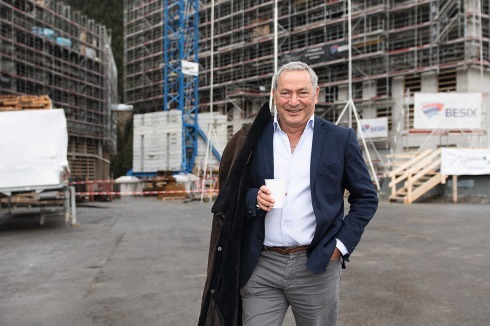 Milliardär und Bauingenieur Samih Sawiris auf sei­ner Baustelle in Andermatt.<span class="OffWhite"></span><br />