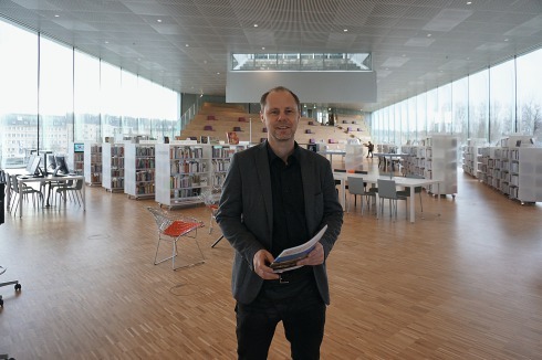 <strong>Chris van Duijn</strong> studierte Architektur an der TU Delft. Seit 2000 ist er bei OMA in Rotterdam und arbeitete u.a. an den Großprojekten Central Library in Seattle (2004), Casa da Musica in Porto (2005), CCTV Headquarter in Peking (2012) und Fondazione Prada in Mailand (2015). Der Architekt im Lesesaal von Caen<br />