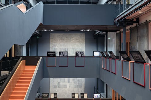 Das Foyer mit dem sechs Meter hohen Teppich „Rivers and Rights“ von Christine Meisner.<br />