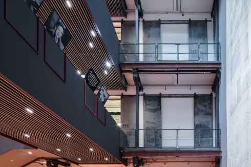 Das 20 Meter hohe Foyer ist von der Treppenanlage geprägt - und von den original belassenen Schiebetoren. <br />