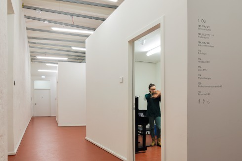 Die Probeboxen stehen akustisch entkoppelt in den ehemaligen Schotten. Die schräg verlaufenden Weitspann­träger aus Stahl nehmen die Lasten auf, die die Decke nicht tragen konnte.<br />