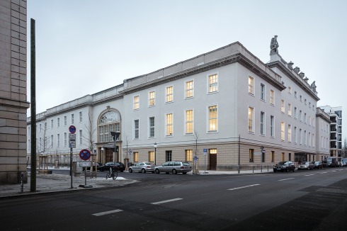 Das preußische Erbe als Kulisse: Die Barenboim-Said Akademie ist im ehemaligen Bühnenlager der Staatsoper untergebracht, einem Gebäude von Richard Paulick von 1952–55.<br />