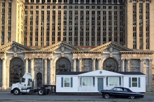 Das „Mobile Homestead“ des Künstlers Mike Kelly –hier vor dem leer stehenden Detroiter Bahnhof – ist nicht auf eine funktionierende ­Infrastruktur angewiesen<br />