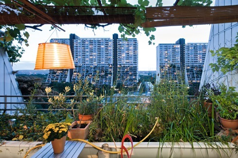 Der Wohnpark Alt-Erlaa im 23. Wiener Bezirk (1976–85) ist eine von Harry Glücks bekanntesten Schöpfungen. Blick von einem privaten Balkon hinüber zur parallelen Großzeile<br />