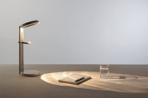 Focus von Susanne Tesche: Tischlampe mit höhen­verstellbarer Lichtquelle<br />