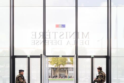 ... der gebäudehoch mit schwarzen Verkleidungspaneelen inszeniert wird.<br />