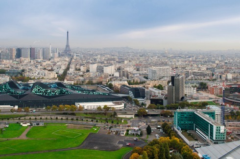 Am Boulevard Périphérique im Südwesten der Stadt nimmt das Ministerium mit seiner bewegten Dach­landschaft einen ganzen Block ein.<br />