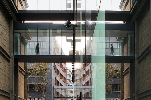 ... und zwei Ein­drücke von der offenen Gestalt im Innern des Gebäudekomplexes, ...<br />