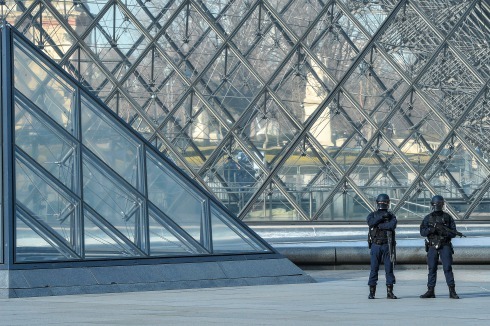 Patrouille vor der gläsernen Pyramide des Louvre<span class="OffWhite"></span><br />