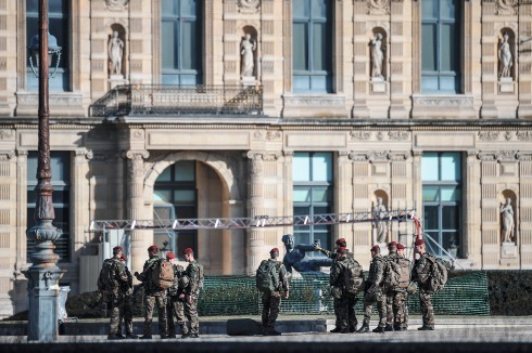 Die in Frankreich „Vauban“ genannten Sicherheits­gitter stehen vor öffentlichen Gebäuden ständig bereit.<span class="OffWhite"></span><br />