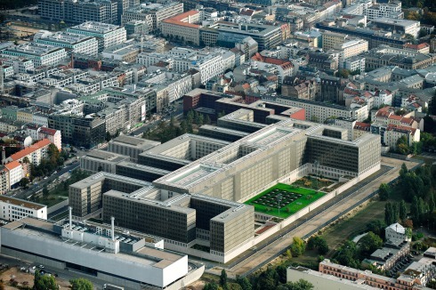 Die Gesamtanlage von Nordwesten. Links die Chausseestraße, im Vordergrund (linker Bildrand) die Technikzentrale des BND von Henn Architekten.<br />