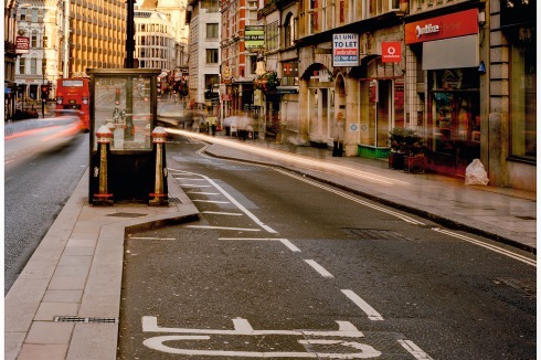 Die Fotografin Henrietta Williams und der Kartograf George Gingell machen den Überwachungsring um die Londoner City sichtbar. Die Foto-Standorte sind in der Karte rot markiert. Hier: Überwachungshäuschen und Kameras zur automatischen Nummernschild-Erkennung an der Fleet Street.<span class="OffWhite"></span><br />