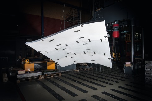 Die Elemente aus hochfestem Beton mit Kohlefaser­bewehrung wurden anschließend speziell zusammen­gefügt. Entstanden ist ein Mock-Up aus neun Teilen, die sich zu einer Schale verbinden.<br />