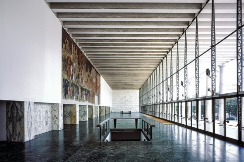 Das Foyer mit der eleganten Stahlglasfassade und den niedrigen Übergängen zur Empfangshalle.<br />