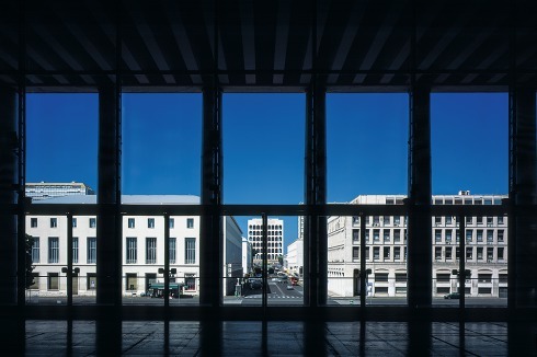 Architekt Adalberto Libera hatte zunächst viereckige Stützen vorgesehen. Blick vom Foyer hinüber zum Wahrzeichen des Stadtviertels: Der Palaz­zo della Civiltà del Lavoro, auch „Colosseo quadrato“ genannt.<br />