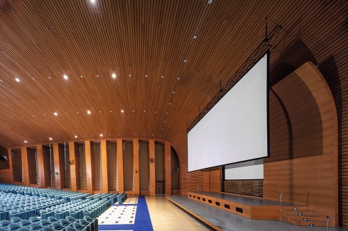 Beim holzverkleideten Auditorium fanden Umbauten und Sanierungen statt, damit es entsprechend den heutigen Anforderungen genutzt werden kann.<br />