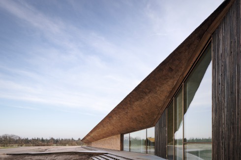 Über eine Holz-Rampe oder Treppe betritt man das Zentrum. Alt- und Neubauten bilden einen windgeschützen Hof.<br />