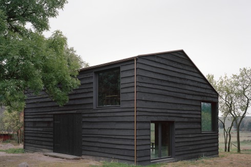 Der Auftrag des Leinöls auf die Lärchenholz-Fassade wurde auf dem Abbundplatz vorgenommen und benö­tigte eine Abtrocknungszeit von drei bis vier Tagen.<br />