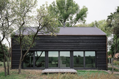 Links und rechts wird das zweistöckige Holzhaus von Pflaumenbäumen flankiert. Die Bruttogeschoss­fläche beträgt 172 Quadratmeter, die Baukosten lie­gen bei ca. 250.000 Euro.<br />