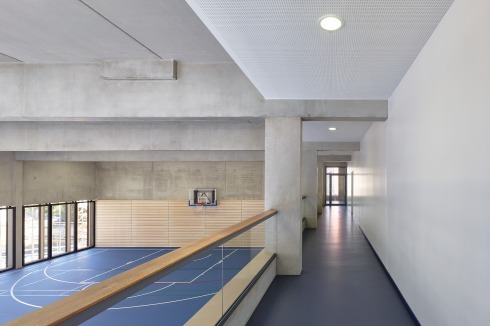 Der Erschließungsweg der Nebenräume dient auch  als Tribüne, von der aus man dem Treiben in der Halle <br />folgen kann.<br />