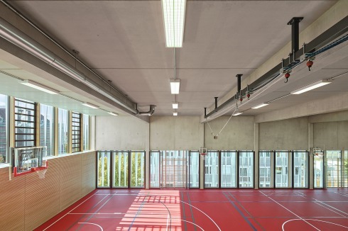 Über die Fensterbänder kommt Tageslicht in die Hallen. Die Lamellenfassade erzeugt ein vielschichtiges Schattenspiel.<br />