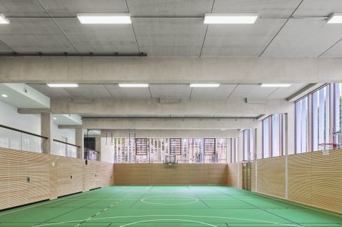 In den Hallen dominieren die Materialien Holz und Beton, dazu bilden die Böden – in grün, blau und rot – einen farbigen Akzent und geben gleichzeitig Orientierung.<br />