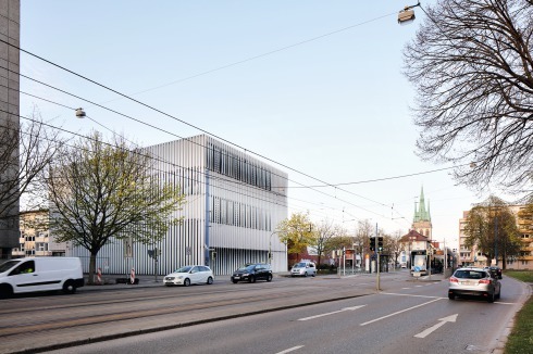 Aufwertung in kleinen Etappen: Auch wenn der Kubus am City-Ring beim Vorbeifahren seine Funktion nicht sofort erkennen lässt, ist das Gebäude städtebaulich und architektonisch eine gelungene Aufwertung an der Olgastraße.<br />