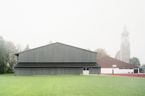 Unten der Blick auf den Westgiebel mit alter Turnhalle und Kirchturm.<br />