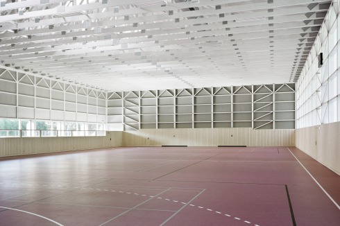Die nur gut zwei Meter hohe Prallwand lässt die Halle höher wirken.<br />