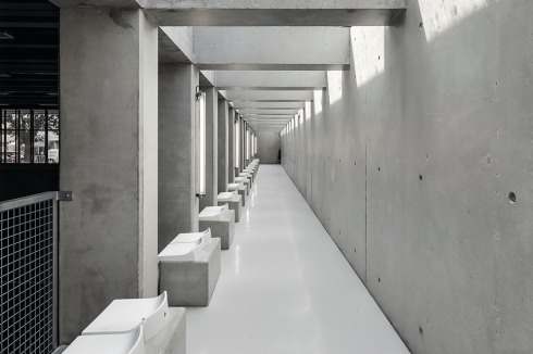 Die 20 Meter langen, 1,25 Meter hohen und 40 Zentimeter starken Dachträger sind Betonfertigteile.<br />